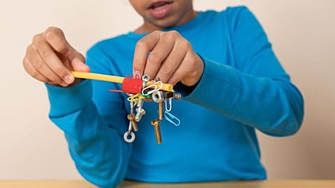 طفل يلعب بمجموعة من المغناطيسات