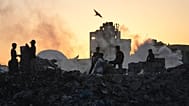 فلسطينيون يبحثون عن الحطب والبلاستيك في مكب نفايات بمدينة غزة، السبت 25 أكتوبر 2025. (صورة من وكالة أسوشيتد برس – عبد الكريم حنّا)