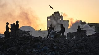 فلسطينيون يبحثون عن الحطب والبلاستيك في مكب نفايات بمدينة غزة، السبت 25 أكتوبر 2025. (صورة من وكالة أسوشيتد برس – عبد الكريم حنّا)