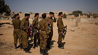 جنود إسرائيليون يشاركون في جنازة، جنوب إسرائيل، الخميس 16 تشرين الأول/أكتوبر 2025. 