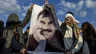  شباب يحملون صورة عبد الله أوجلان، زعيم مجموعة الأكراد المسلحة المعتقل، أو ما يُعرف بحزب العمال الكردستاني (PKK)، في ديار بكر، تركيا، 27 فبراير 2025. (صورة أسوشيتد برس)