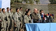 Örgüte yakın ANF tarafından dağıtılan bu fotoğrafta Sabri Ok konuşma yaparken diğer PKK militanlarıyla beraber görüntüleniyor