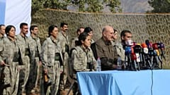Örgüte yakın ANF tarafından dağıtılan bu fotoğrafta Sabri Ok konuşma yaparken diğer PKK militanlarıyla beraber görüntüleniyor