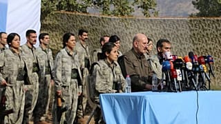 Örgüte yakın ANF tarafından dağıtılan bu fotoğrafta Sabri Ok konuşma yaparken diğer PKK militanlarıyla beraber görüntüleniyor