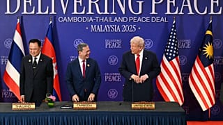 الرئيس الأمريكي دونالد ترامب يتحدث مع رئيس وزراء كمبوديا هون مانيه، بينما يقف رئيس وزراء تايلاند أنوتين شارنفيراكول إلى اليسار.