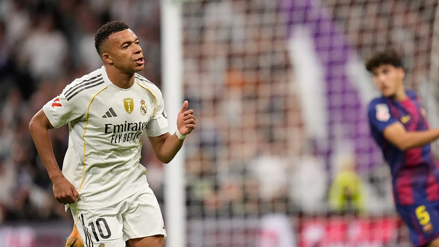 Kylian Mbappé reacciona ante la mirada de Pau Curbasí tras anotar durante un partido de La Liga entre el Real Madrid y el Barcelona en Madrid, España, el 26 de octubre de 2025