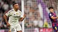 Kylian Mbappé reacciona ante la mirada de Pau Curbasí tras anotar durante un partido de La Liga entre el Real Madrid y el Barcelona en Madrid, España, el 26 de octubre de 2025