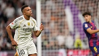 Kylian Mbappé reacciona ante la mirada de Pau Curbasí tras anotar durante un partido de La Liga entre el Real Madrid y el Barcelona en Madrid, España, el 26 de octubre de 2025