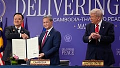 Präsident Donald Trump reagiert auf den kambodschanischen Premierminister Hun Manet und den thailändischen Premierminister Anutin Charnvirakul, links, die während der Zeremonie posieren.