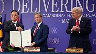 Il Presidente Donald Trump reagisce mentre il Primo Ministro cambogiano Hun Manet e il Primo Ministro thailandese Anutin Charnvirakul, a sinistra, posano durante la cerimonia.