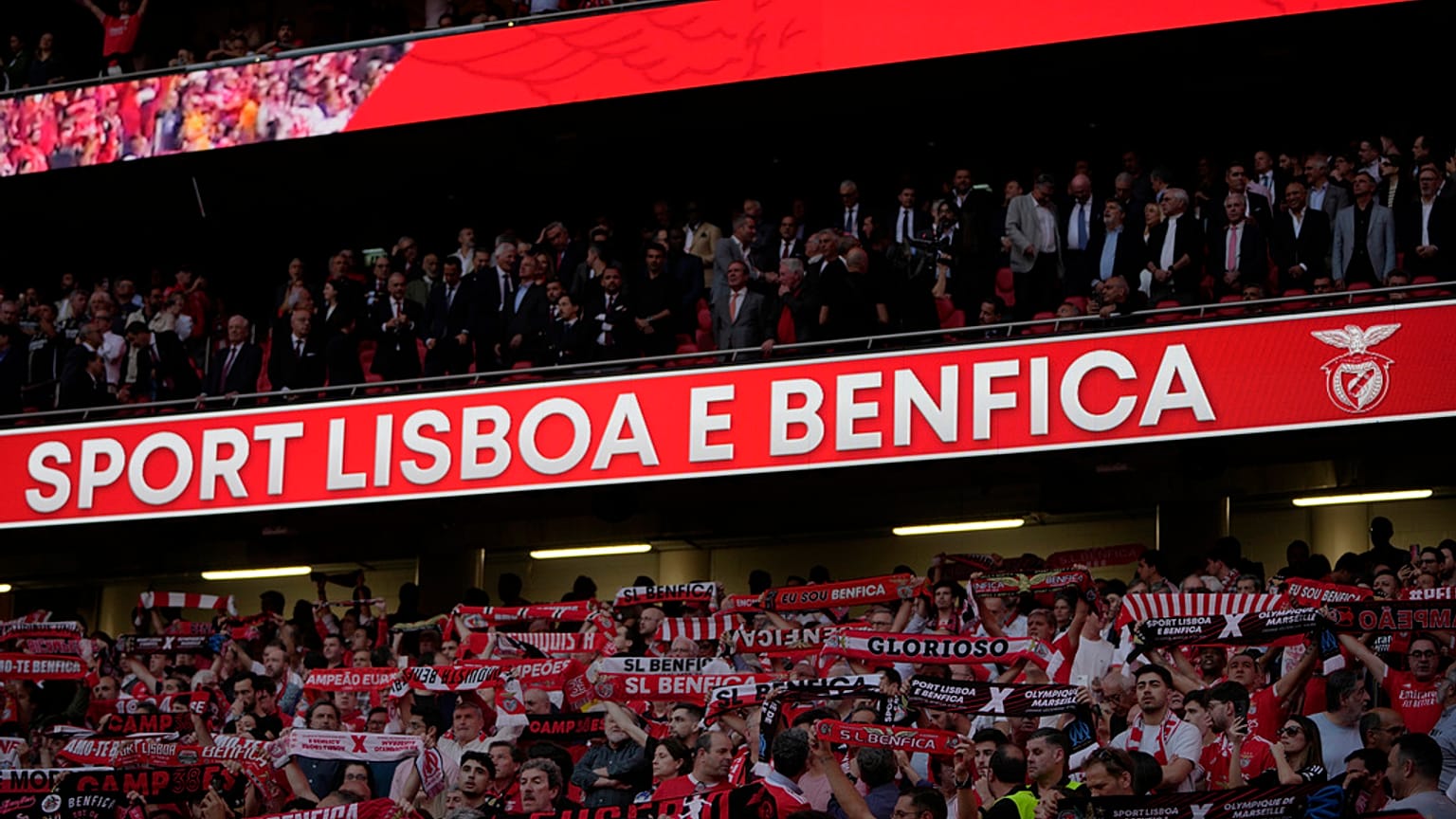 ARQUIVO (11.04.2024): Os adeptos do Benfica seguram cachecóis enquanto cantam o hino da equipa antes das quartas de final da Liga Europa.