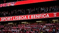 ARQUIVO (11.04.2024): Os adeptos do Benfica seguram cachecóis enquanto cantam o hino da equipa antes das quartas de final da Liga Europa.