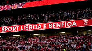 ARQUIVO (11.04.2024): Os adeptos do Benfica seguram cachecóis enquanto cantam o hino da equipa antes das quartas de final da Liga Europa.