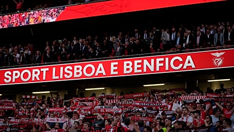 ARCHIVO (11.04.2024): Aficionados del Benfica sostienen bufandas mientras cantan el himno del equipo antes del partido de cuartos de final de la Europa League.