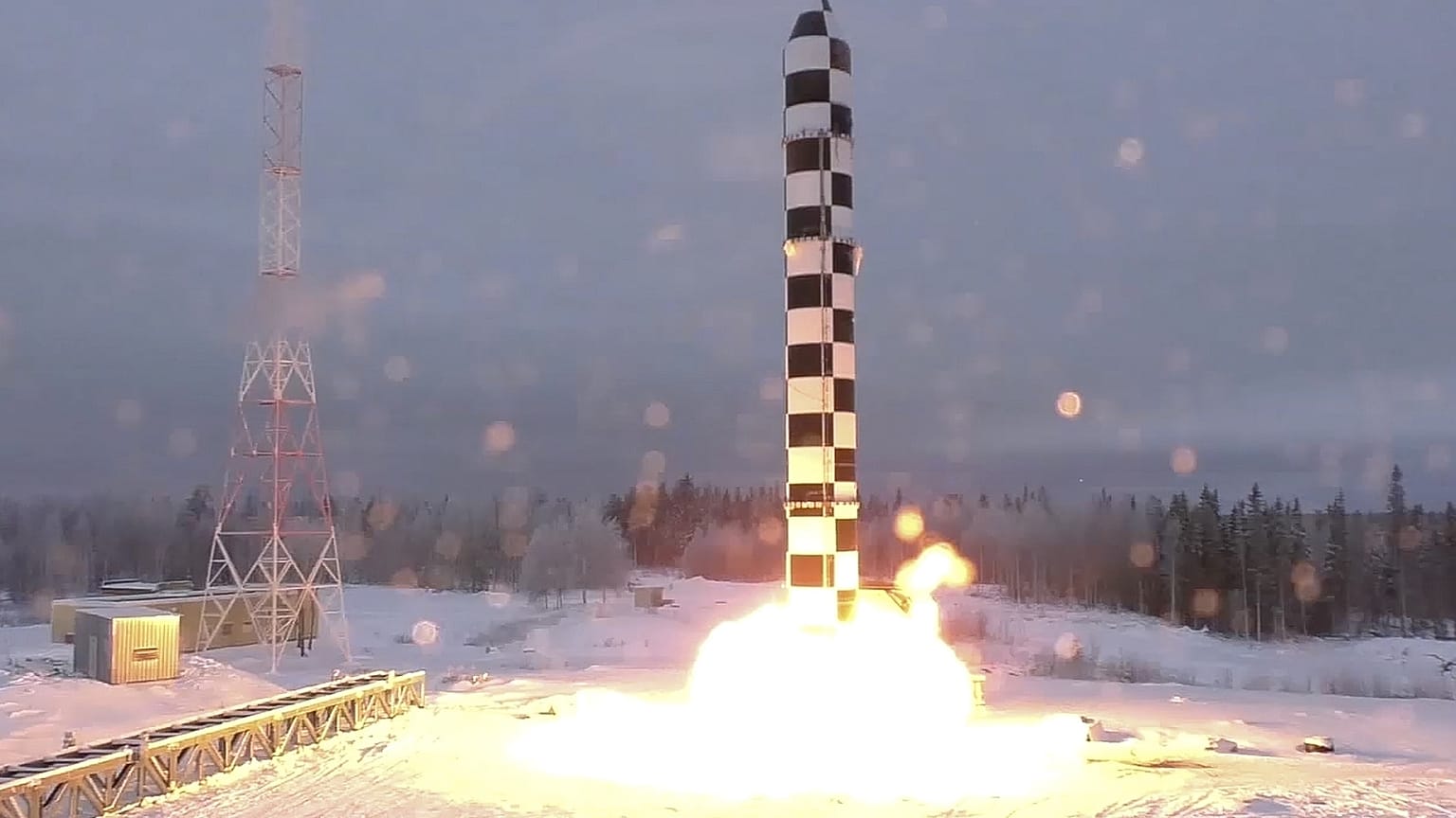 صاروخ باليستي عابر للقارات جديد من طراز سارمات أثناء إطلاق اختبار من موقع لم يُكشف عنه في روسيا.