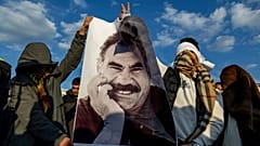 جوانان دیاربکر ترکیه، ۲۷ فوریه ۲۰۲۵، عکسی از عبدالله اوجالان، رهبر زندانی گروه شبه‌نظامی کرد یا پ.ک.ک، را در دست دارند.