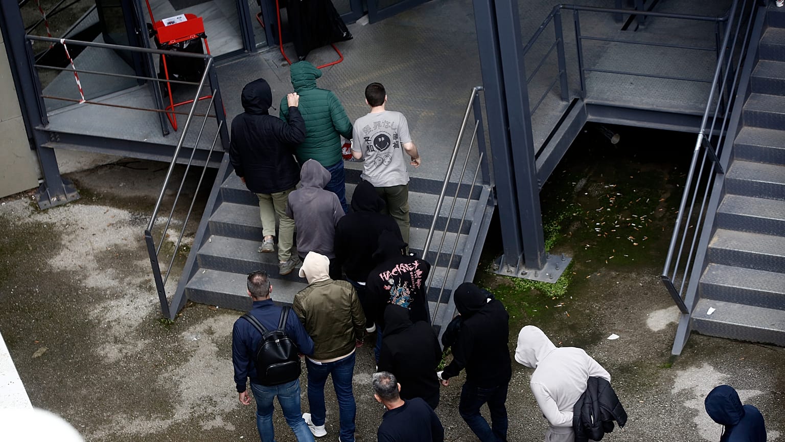 Οι 37 συλληφθέντες για το σκάνδαλο του ΟΠΕΚΕΠΕ μεταφέρονται στα γραφεία της Ευρωπαϊκής Εισαγγελίας στην οδό Λουκάρεως προκειμένου να απολογηθούν