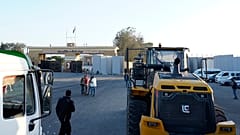 Μπουλντόζες στο συνοριακό πέρασμα της Ράφα πριν εισέλθουν από την Αίγυπτο στη Γάζα