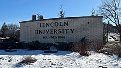 لافتة تُشير إلى مدخل جامعة لينكولن، 17 يناير 2024، في جيفرسون سيتي، ميزوري. (صورة أسوشيتد برس/ سامر بالينتين، ملف)