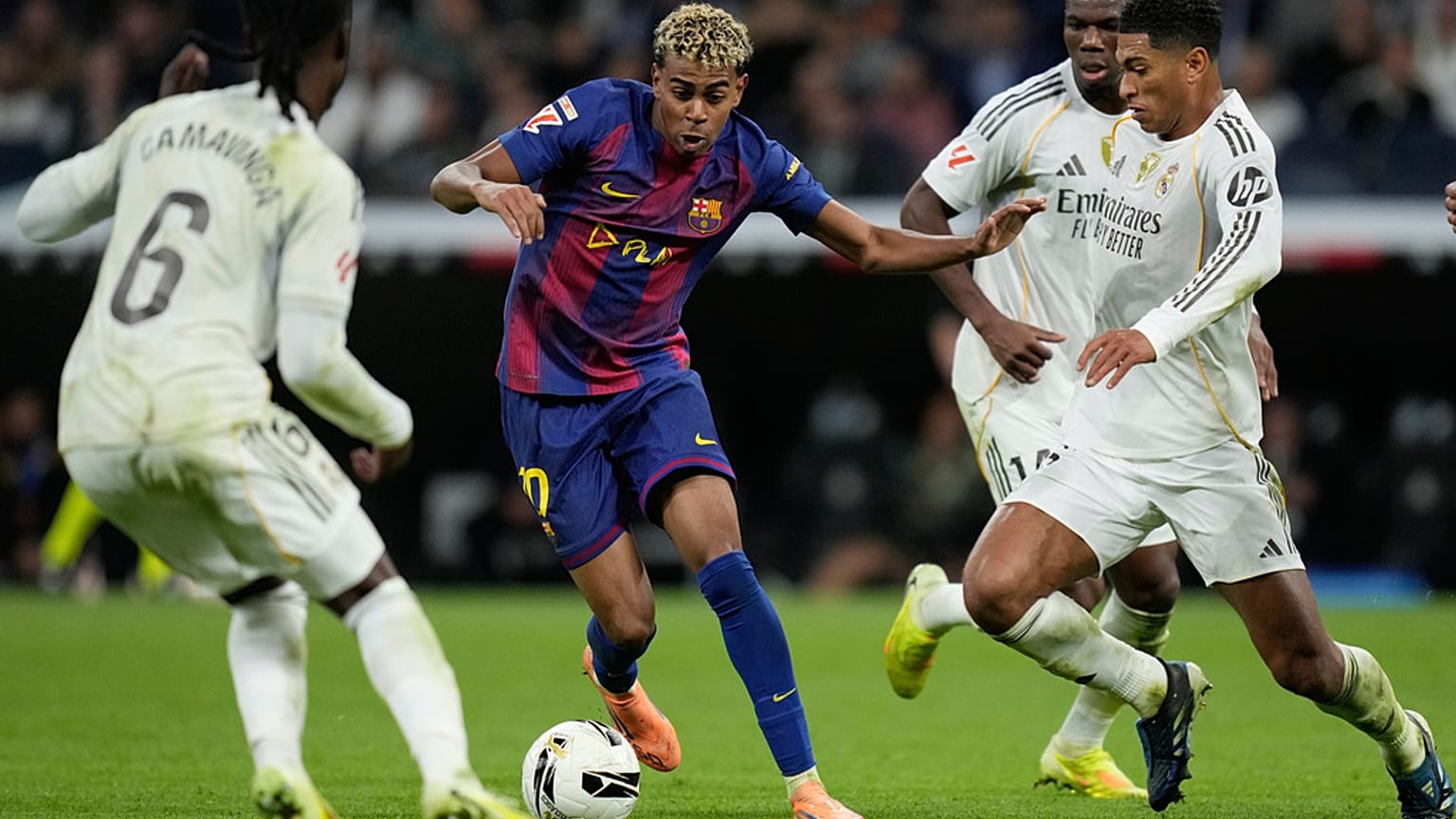 Yamal, del Barcelona, en acción entre Camavinga, del Real Madrid, a la izquierda, y Bellingham, durante el Clásico de fútbol de La Liga el 26 de octubre de 2025.