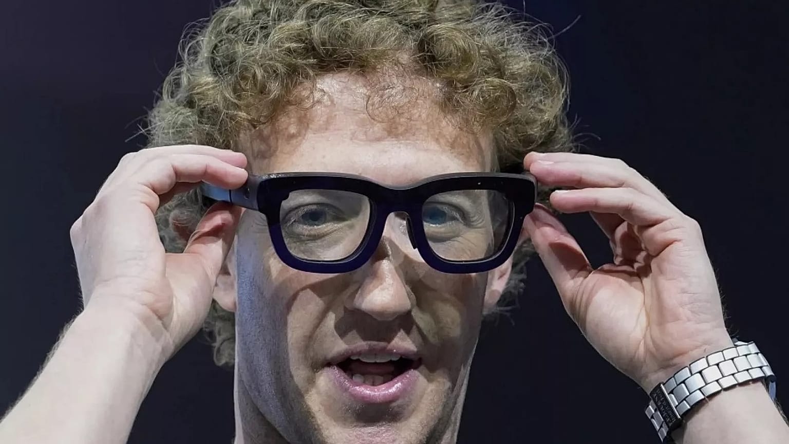 Mark Zuckerberg, Meta'nın akıllı gözlüğüyle.
