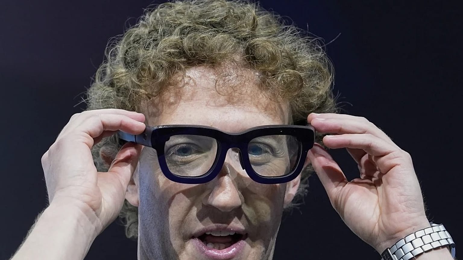 Mark Zuckerberg, Meta'nın akıllı gözlükleriyle.