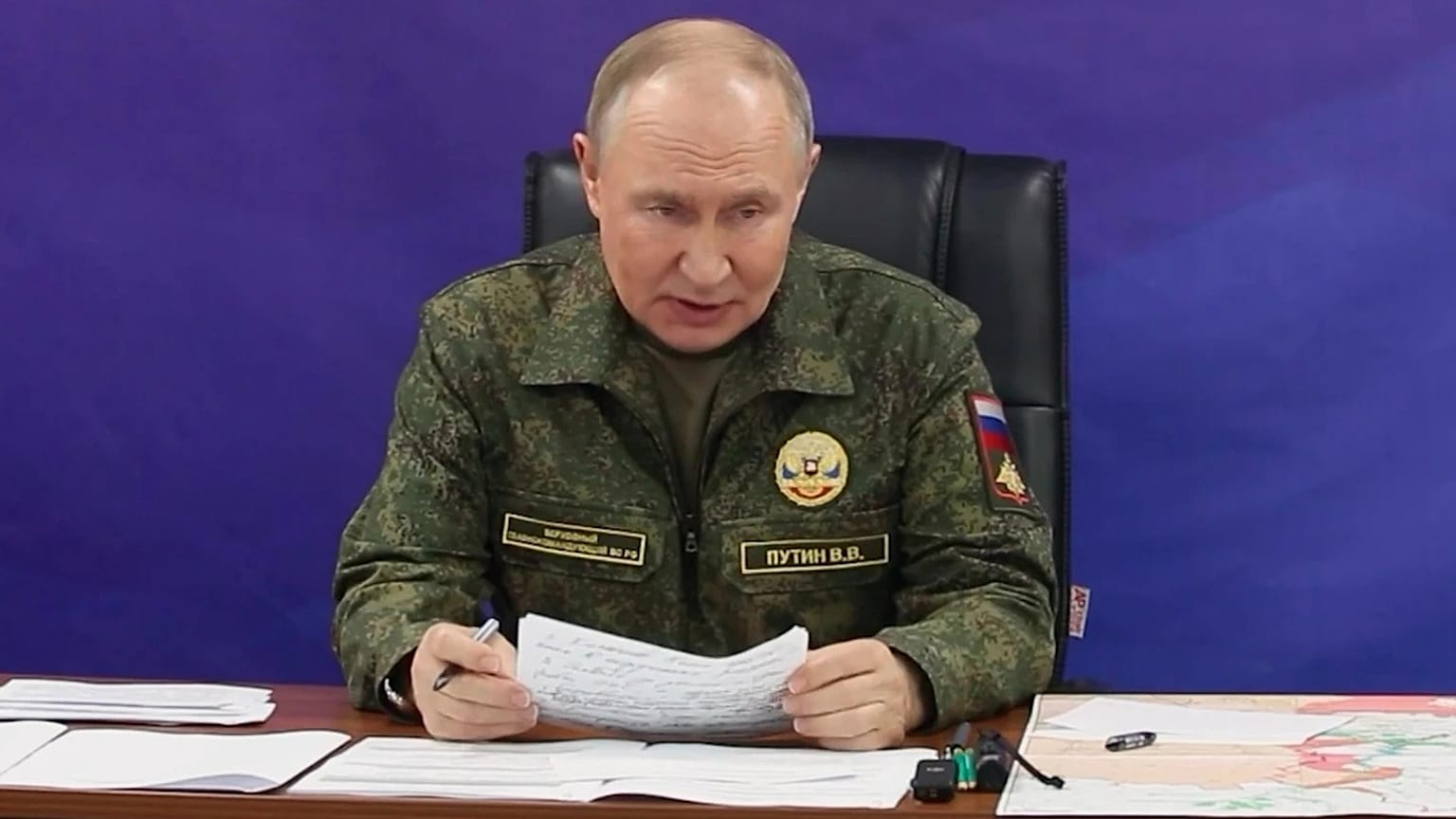 Putin askeri kamuflaj giyerek kamuoyuna açıklama yaptı, 26 Ekim 2025