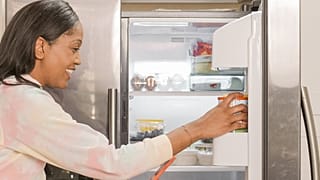 امرأة تضع طعاماً في الثلاجة