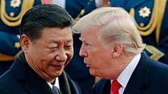 ARCHIV: US-Präsident Donald Trump unterhält sich mit dem chinesischen Präsidenten Xi Jinping während einer Begrüßungszeremonie in der Großen Halle des Volkes in Peking. 9. November 2017.