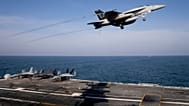 پرواز Boeing F/A-18F Super Hornet از ناو آمریکایی