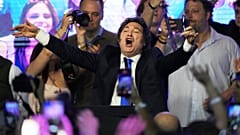 Archivfoto. Argentiniens Präsident Javier Milei jubelt nach seinem Sieg bei den parlamentarischen Zwischenwahlen in Buenos Aires, Argentinien. 26. Okt. 2025.