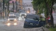 Menschen verlassen ihre Autos wegen der durch Melissa verursachten Überschwemmungen in Santo Domingo, Dominikanische Republik, 24. Oktober 2025