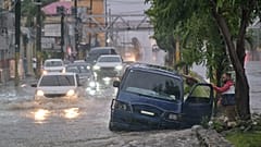 Люди бросают свои автомобили из-за наводнения, вызванного Мелиссой, в Санто-Доминго, Доминиканская Республика, 24 октября 2025 года 