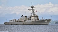 USS Gravely destroyeri 26 Ekim 2025 Pazar günü Trinidad ve Tobago'nun Port-of-Spain kentindeki askeri tatbikat için limana yanaşıyor. (AP Fotoğrafı/Robert Taylor)