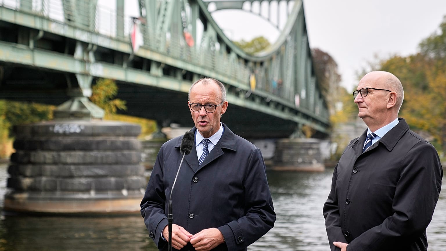 Merz mit dem brandenburgischen Ministerpräsidenten Woidke (SPD) am Tag seiner "Stadtbild"-Aussage