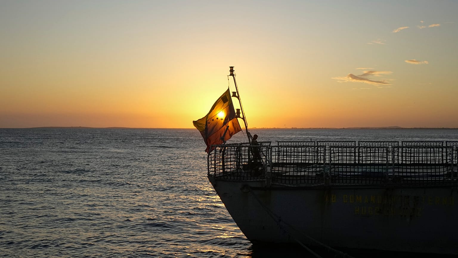 العلم الوطني الفنزويلي على سفينة بحرية في جزيرة مارغريتا بفنزويلا، يوم الجمعة، 12 كانون الثاني/يناير 2024