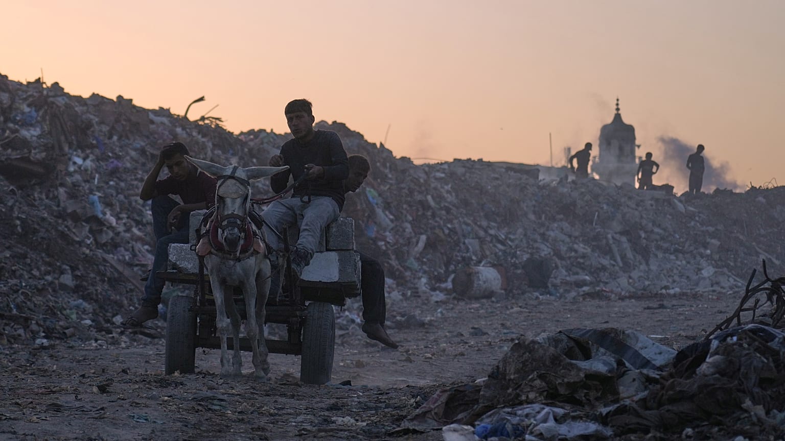 فلسطينيون يبحثون عن الحطب والبلاستيك في مكب نفايات بمدينة غزة، السبت 25 تشرين الأول/أكتوبر 2025. 