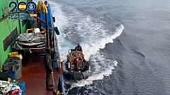 Imagem da operação da Polícia Nacional durante a abordagem do navio.