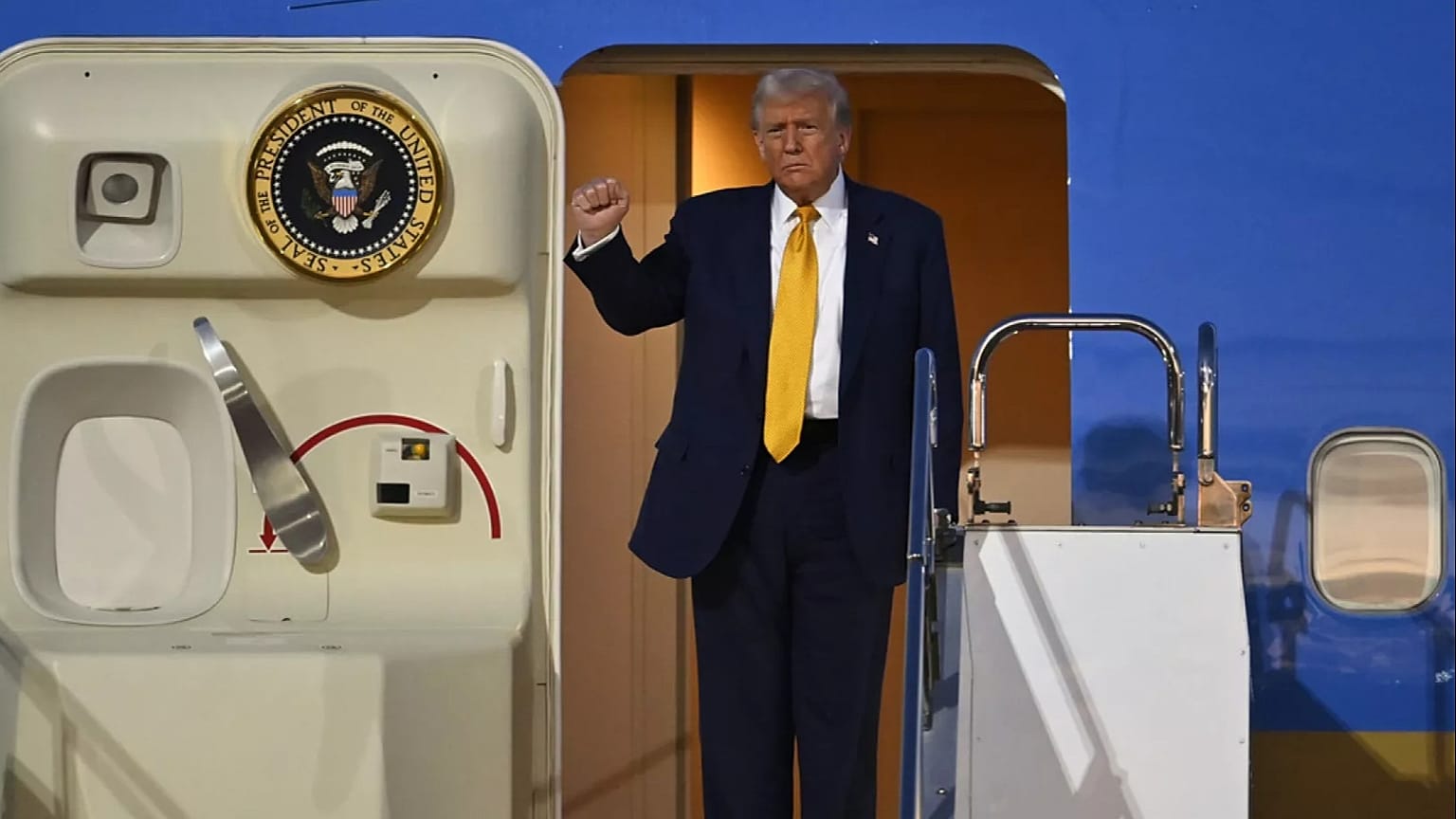 الرئيس الأمريكي دونالد ترامب أثناء خروجه من الطائرة الرئاسية "إير فورس وان" عند وصوله إلى مطار هانيدا الدولي في طوكيو، اليابان، يوم الاثنين 27 أكتوبر 2025