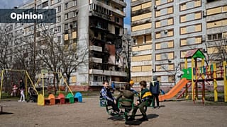 ZDJĘCIE ARCHIWALNE: Dzieci na placu zabaw przy budynkach uszkodzonych w ostrzale rakietowym, przed wizytą prezydenta Ukrainy Wołodymyra Zełenskiego w Zaporożu, 27 marca 2023