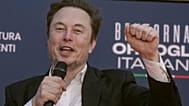 Il CEO di Tesla, Elon Musk, saluta mentre arriva al festival politico annuale Atreju, organizzato dal partito politico Fratelli d’Italia di Giorgia Meloni, a Roma.