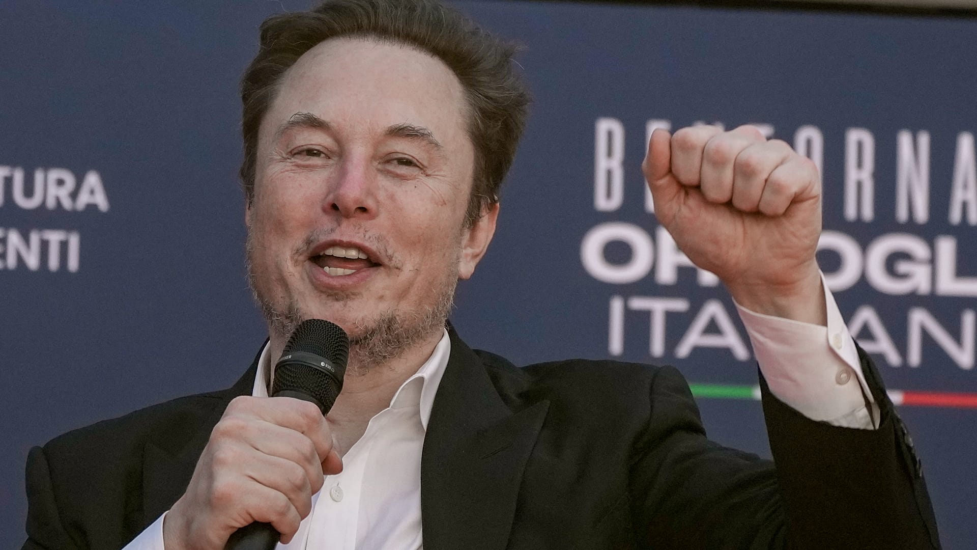 Elon Musk, PDG de Tesla, salue à son arrivée au festival politique annuel Atreju, organisé par le parti politique de Giorgia Meloni, Fratelli d'Italia, à Rome.