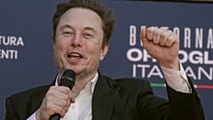 Генеральный директор Tesla Элон Маск машет рукой, прибывая на ежегодный политический фестиваль Atreju, организованный политической партией Джорджии Мелони Fratelli d'Italia, в Риме.