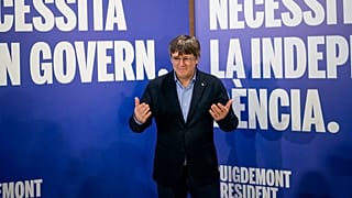 El expresidente Carles Puigdemont posa para una foto durante un mitin electoral en Argelers, Francia, el miércoles 8 de mayo de 2024. 