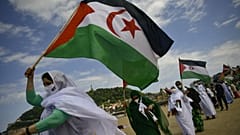 Sahralı protestocular, İspanya'nın kuzeyindeki San Sebastian'da bulunan Concha Plajı'nda Polisario Cephesi lideri Brahim Ghali'yi desteklemek ve özgür bir Sahra için düzenlenen mitinge katılırken bayraklarını sallıyorlar