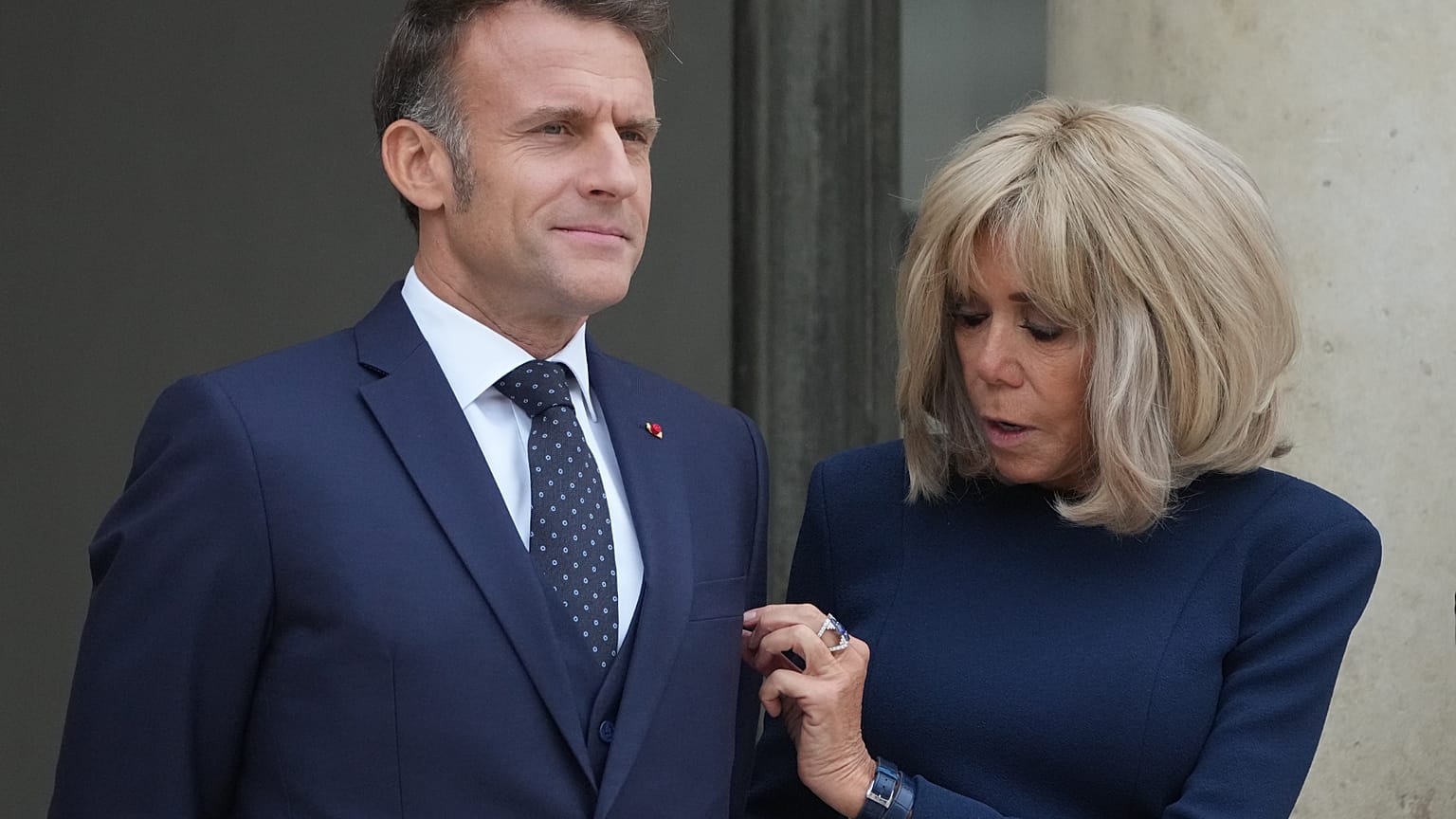 El presidente francés Emmanuel Macron y su esposa Brigitte Macron esperan al príncipe heredero Hussein de Jordania en el Palacio Presidencial del Elíseo, el miércoles 8 de oct
