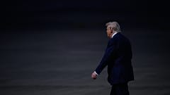 الرئيس الأميركي دونالد ترامب يصل إلى مطار هانيدا الدولي في طوكيو، الاثنين 27 أكتوبر/تشرين الأول 2025. 