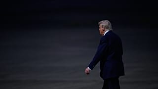 الرئيس الأميركي دونالد ترامب يصل إلى مطار هانيدا الدولي في طوكيو، الاثنين 27 أكتوبر/تشرين الأول 2025. 