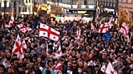 Nyugatbarát tüntetők a Grúz Álom kormánypárt elleni tüntetésen Tbilisziben 2025. október 4-én