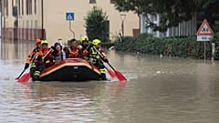 Feuerwehrleute nutzen ein Schlauchboot, um Zivilisten zu evakuieren, am Donnerstag, 19. September 2024, nach Überschwemmungen in Faenza, Emilia-Romagna, Italien.